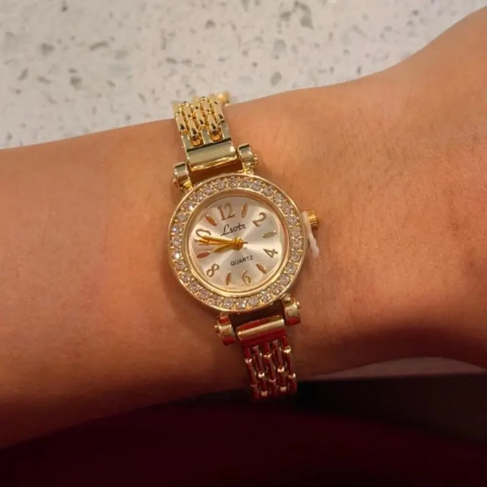 Gold vintage round watch with diamonds